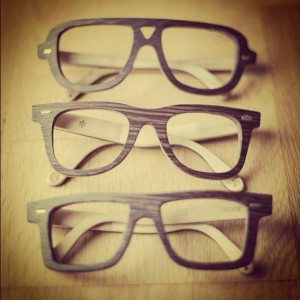 Las gafas fueron uno de los primeros complementos en incorporar la madera en su diseño.
