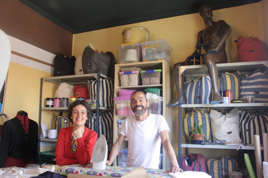 En el taller de la Canalla, situado en una céntrica calle de Vigo, dan rienda suelta a su imaginación y atienden a sus clientes.